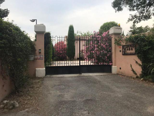 B&B Les Muscades Saint-Étienne-du-Grès 外观 照片
