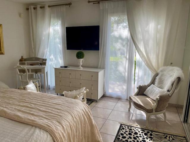 B&B Les Muscades Saint-Étienne-du-Grès 外观 照片