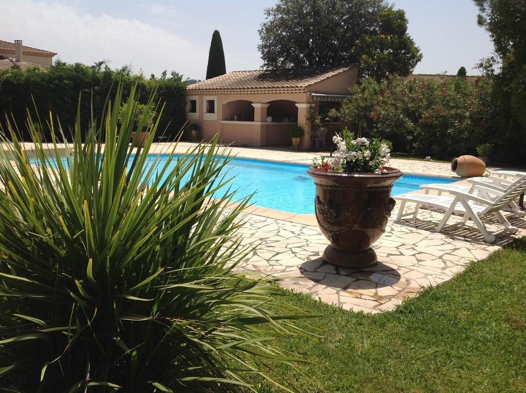B&B Les Muscades Saint-Étienne-du-Grès 客房 照片