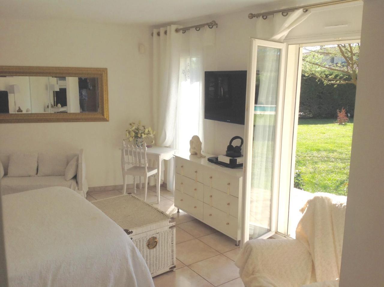 B&B Les Muscades Saint-Étienne-du-Grès 外观 照片