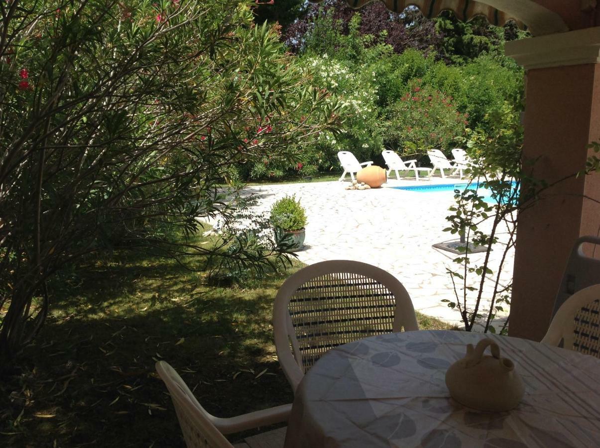 B&B Les Muscades Saint-Étienne-du-Grès 外观 照片