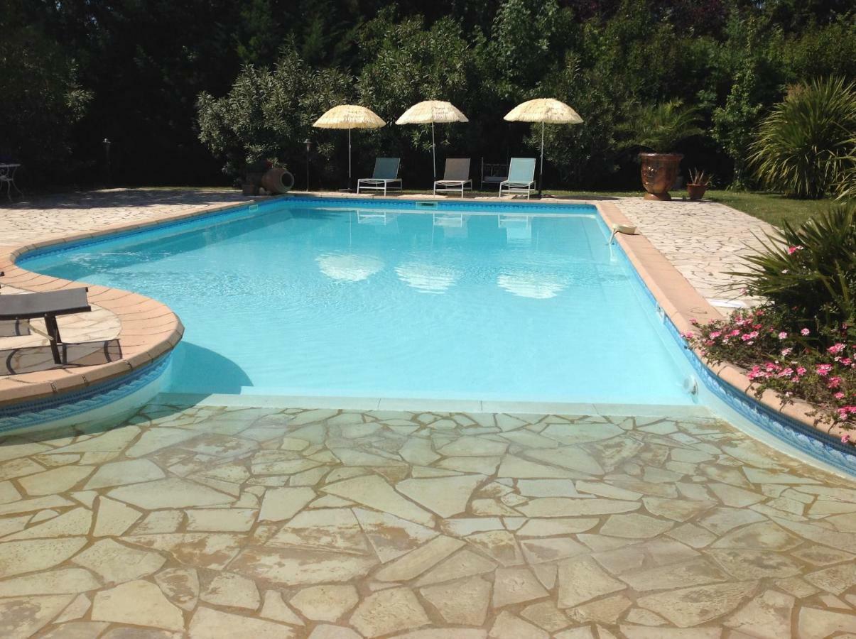 B&B Les Muscades Saint-Étienne-du-Grès 外观 照片